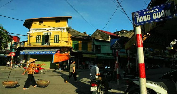 Ngân hàng đại hạ giá bất động sản phố cổ Hà Nội